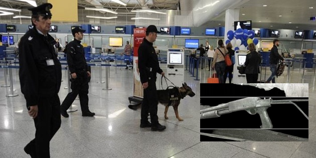 Atina Havalimanı’nda Bir Yolcu Uçağa Tüfek ve Kılıçla Binmeye Çalıştı